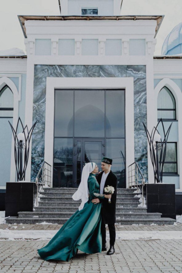 Россияне остались в восторге от свадебных фото звезды «Слово пацана» Минекаева  - 2x2.su картинка 3