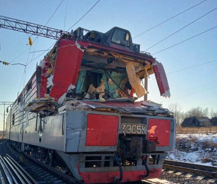 В Амурской области после столкновения поезда и трубовоза пострадал машинист - 2x2.su