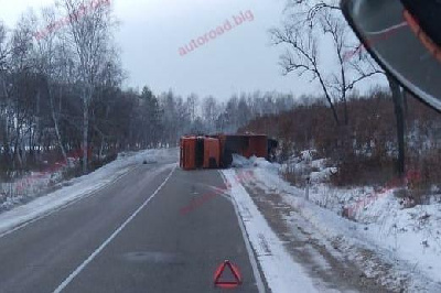 Дежурит реанимация: около Свободного перевернулся КамАЗ - 2x2.su