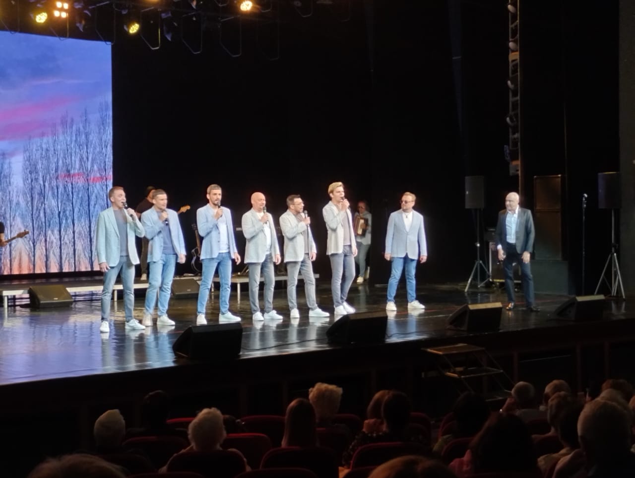 «Зал взорвался!»: перед жителями Благовещенска выступил хор Турецкого  - 2x2.su картинка 11