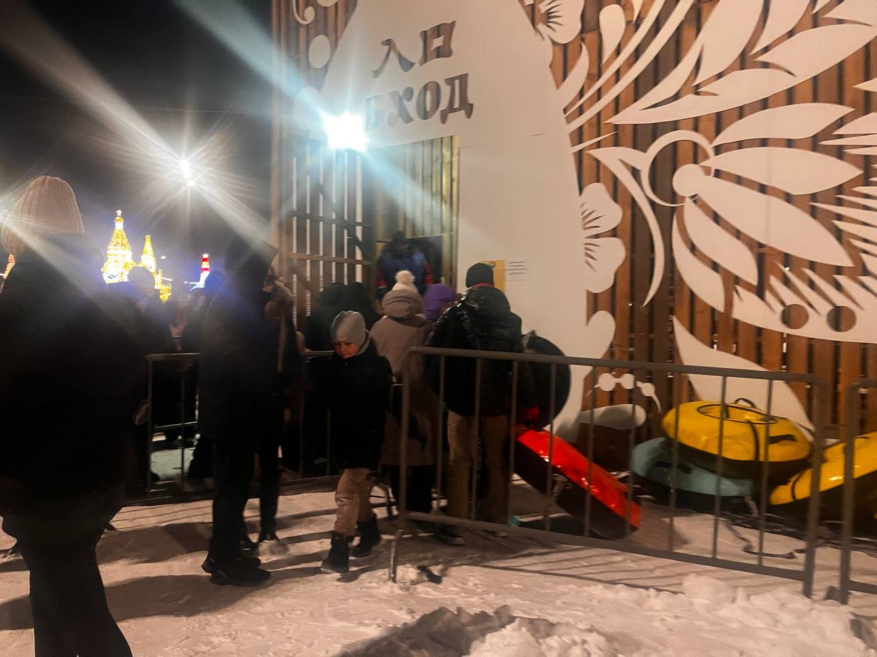 Благовещенцы выстроились в очередь к тюбинговой горке - 2x2.su картинка 3