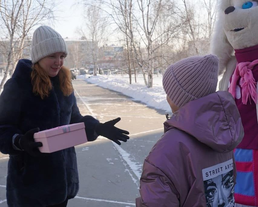 Девочке, пострадавшей на горке в благовещенском парке Дружбы, на выписке вручили подарки - 2x2.su картинка 2