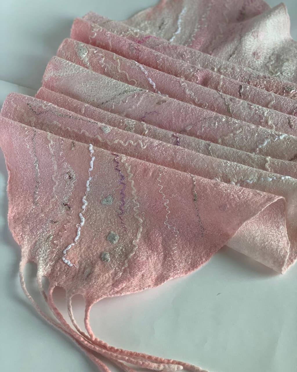 Благовещенка создает из шерсти космические шарфы и шапки для фей - 2x2.su картинка 3