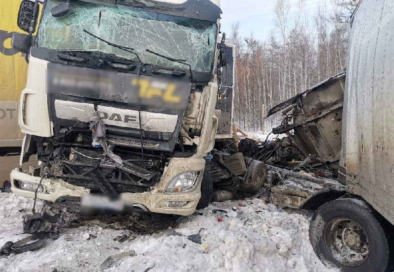Водитель одного из грузовиков, попавших в смертельное ДТП в Магдагачинском районе, выехал на встречную полосу