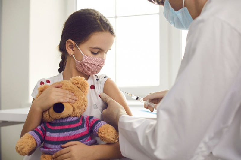 В Амурской области официально началась вакцинация детей и подростков от COVID-19