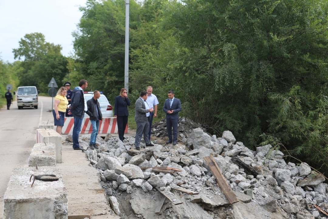 В Верхнеблаговещенском на время ремонта моста сделали объездную дорогу - 2x2.su картинка 2