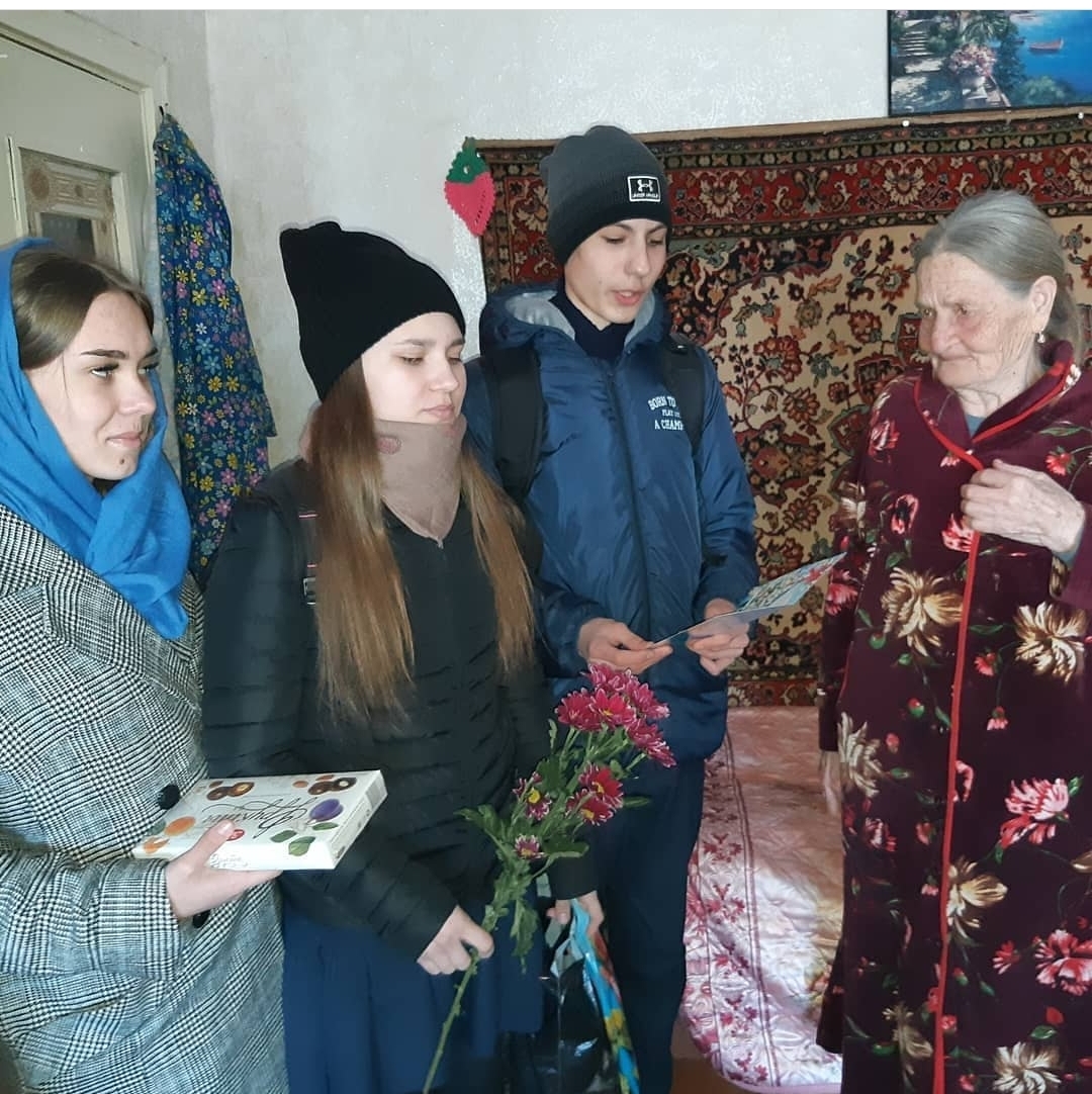 Школьники из Бурейского района помогают пенсионерам осваивать гаджеты - 2x2.su картинка 4