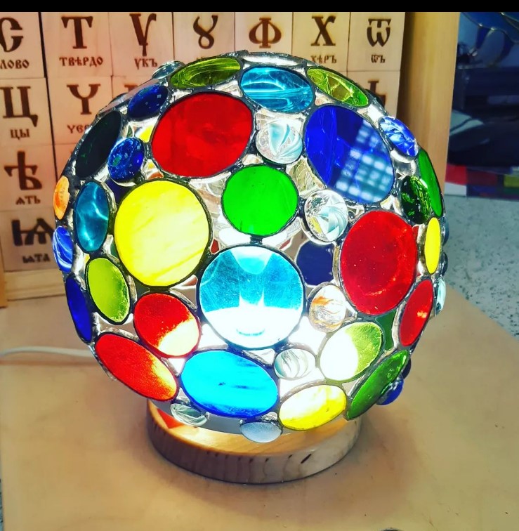 «Не каждому дано»: амурчанин мечтал о генетике, а стал популярным витражным мастером - 2x2.su картинка 7