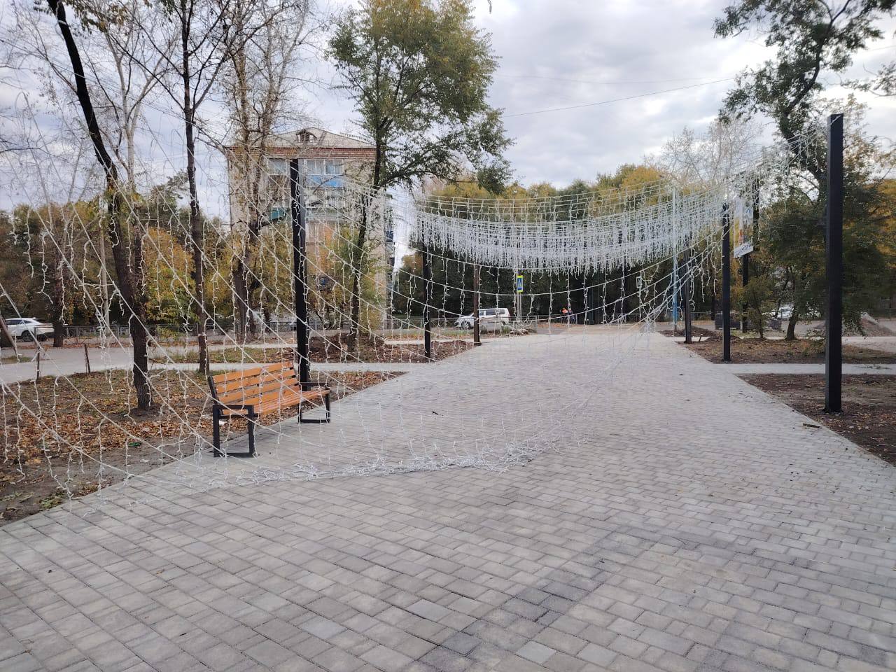 Вандалы в Белогорске оборвали новую иллюминацию на Аллее Молодежи - 2x2.su картинка 5