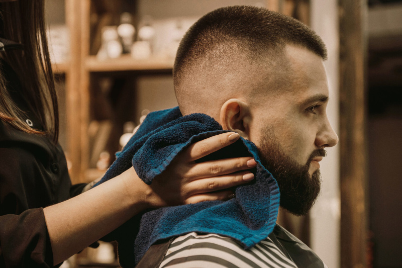 Стильные стрижки и брутальная атмосфера: где найти лучший барбершоп? - 2x2.su