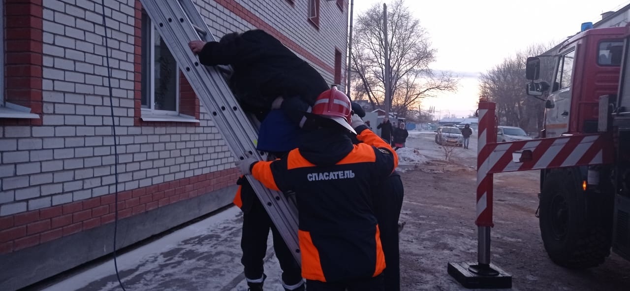 В Благовещенске из горящего дома спасли 21 человека