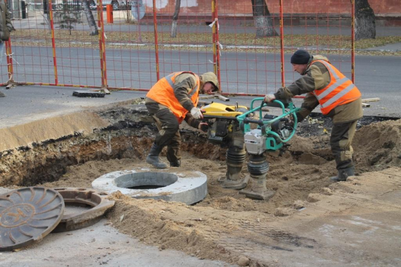 Благовещенские коммунальщики нашли старинную монету во время замены водопровода  - 2x2.su