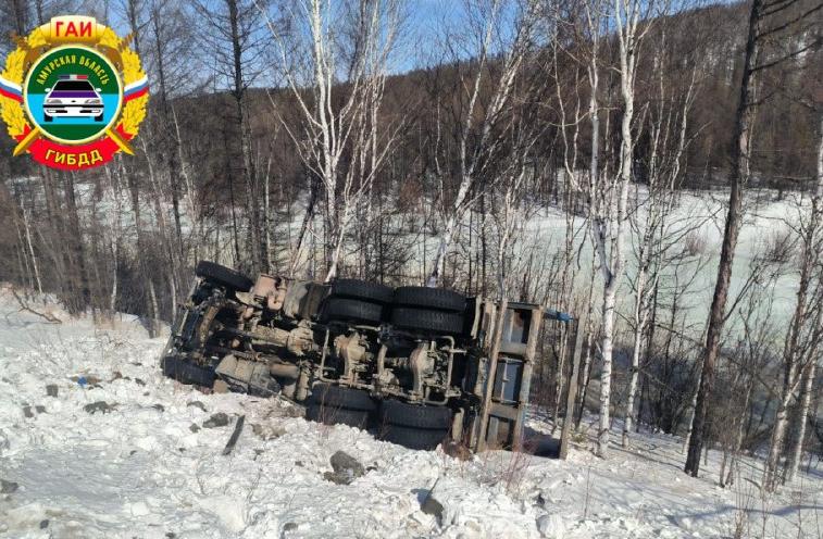 В Тындинском округе 53-летний водитель КамАЗа попал в ДТП и скончался - 2x2.su