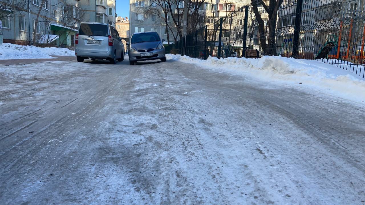 Жители Благовещенска боятся попасть в ДТП в собственном дворе из-за льда на дороге