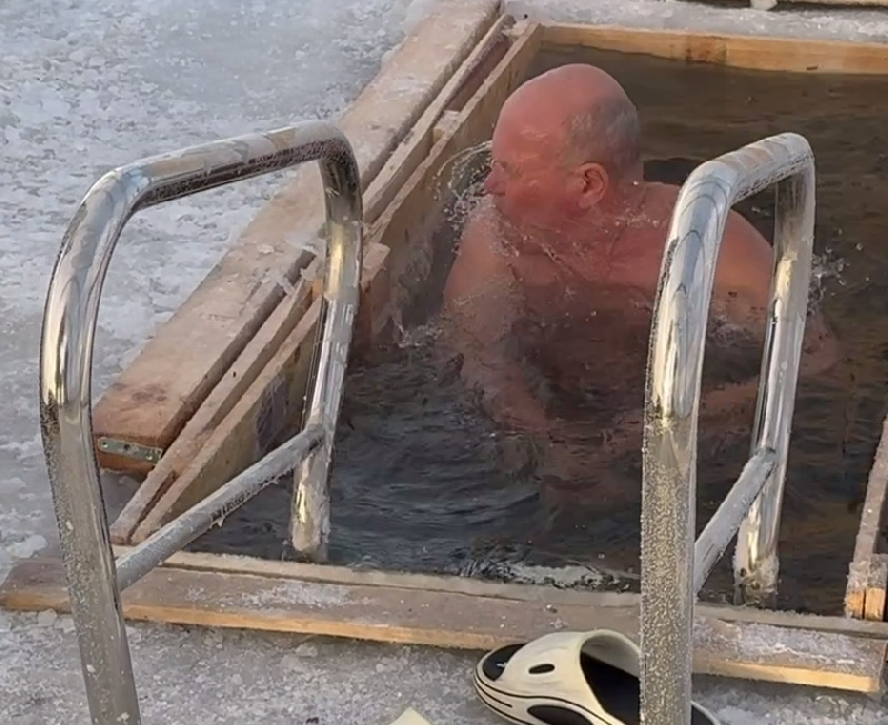 Благовещенцам запретили самостоятельно нырять в прорубь на Амуре - 2x2.su