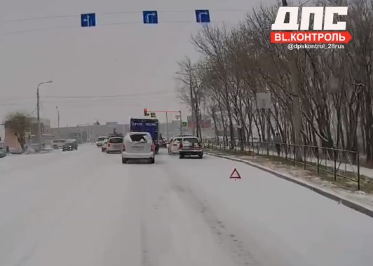 Снегопад и гололёд стали причиной множества ДТП в Благовещенске - 2x2.su картинка 5