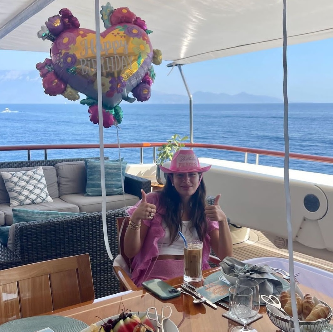 Уехавшая за границу дочь Игоря Крутого отпраздновала день рождения на яхте - 2x2.su картинка 3