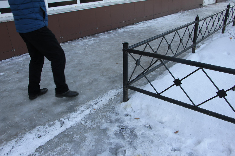 «Очень скользко!»: благовещенцы недовольны уборкой снега на улицах города - 2x2.su