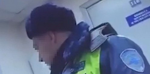 В Сети появилось видео, на котором сотрудники ГИБДД избивают девушку и ломают ей руку