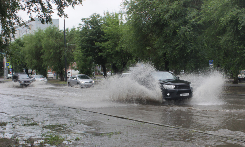 По колено в воде: как выглядит Благовещенск после летнего ливня - 2x2.su