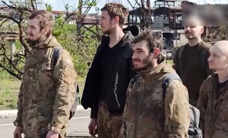 Все украинские военные с «Азовстали» сдались в плен, командира «Азова»* вывезли в бронеавтомобиле