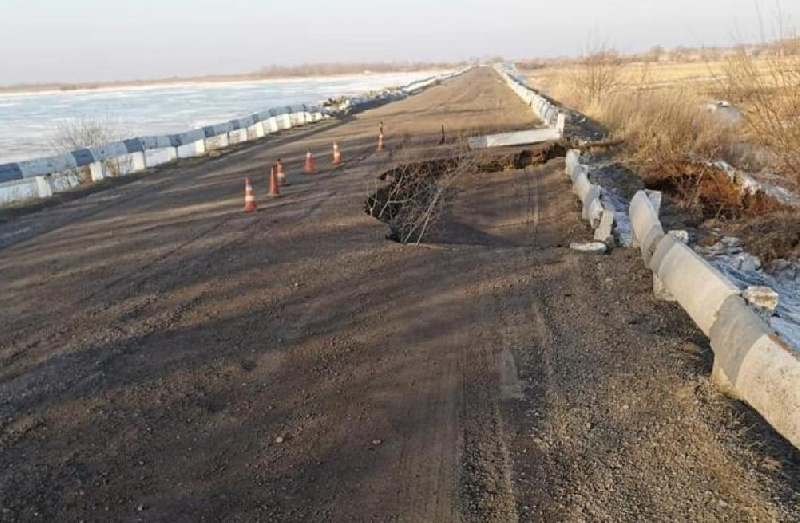 Между двумя селами Ивановского района размыло дорогу на дамбе - 2x2.su