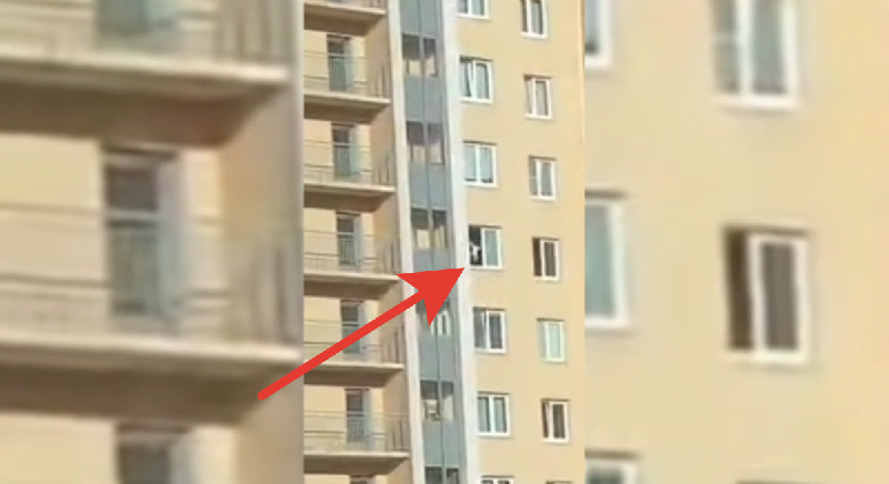 В Санкт-Петербурге мужчина свесил из окна многоэтажки свою годовалую падчерицу