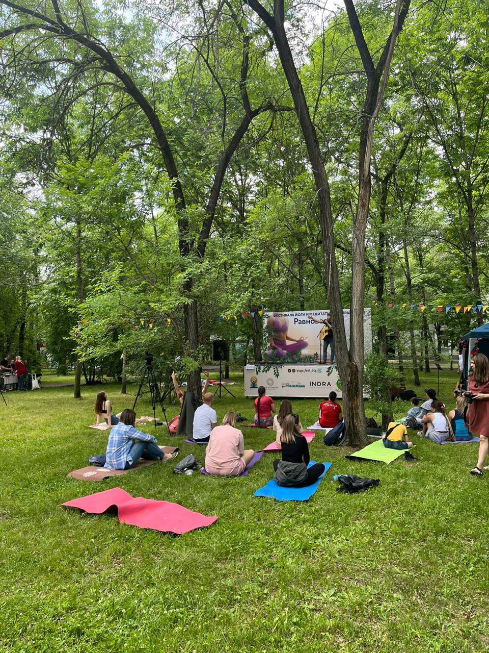 Прочувствуй Индию: жители Благовещенска посетили бесплатный фестиваль йоги - 2x2.su картинка 6