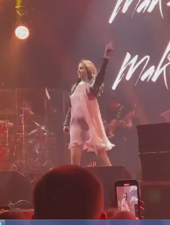 Поклонники МакSим призвали отменить гастроли певицы, чуть не упавшей в обморок на концерте - 2x2.su картинка 3