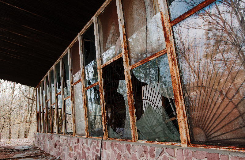 В Белогорске хулиганы разбили окно и сломали люки в бывшем детском саду 