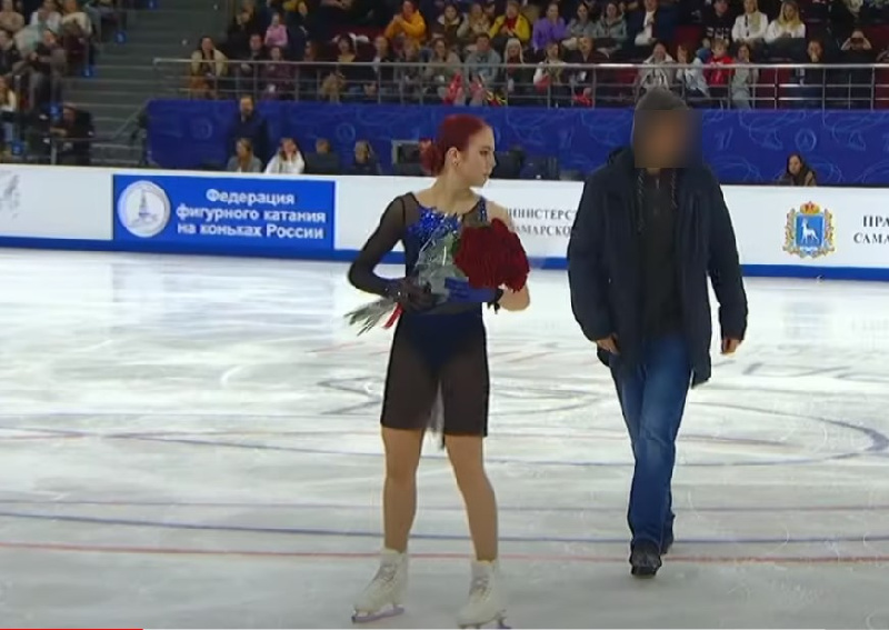Фигуристку Александру Трусову в Самаре напугал фанат, выбежавший на лёд