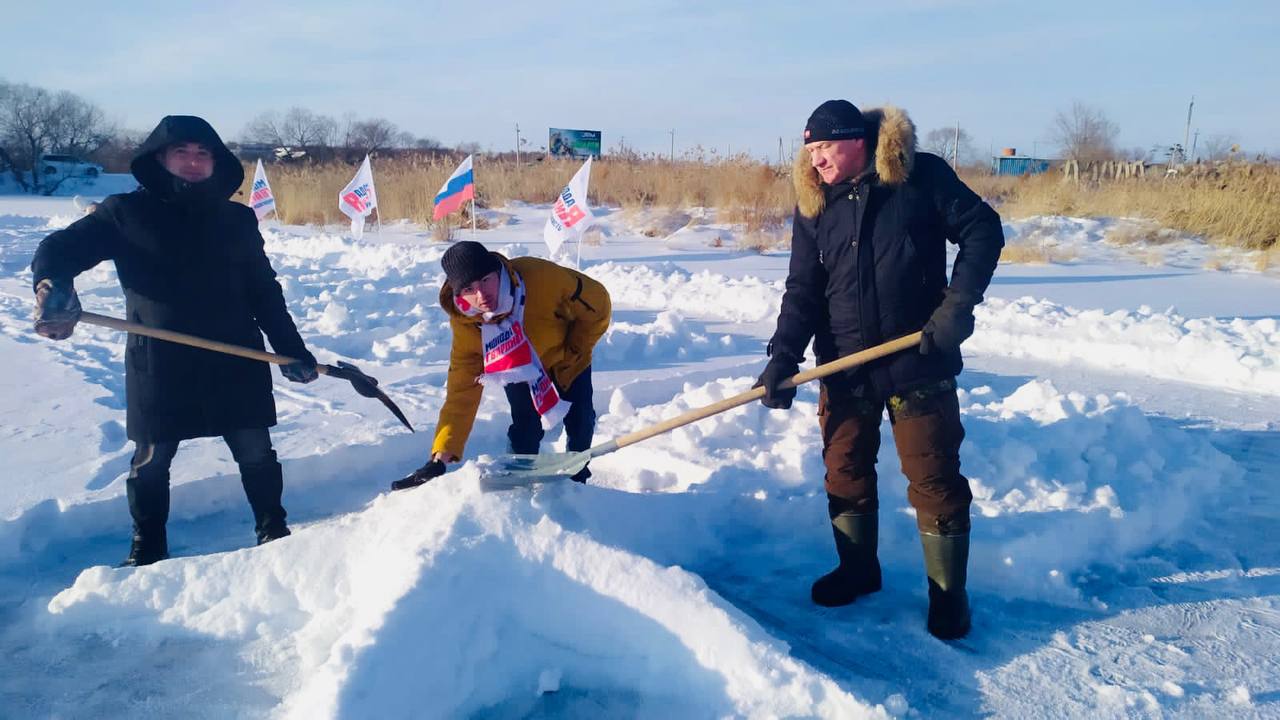 В Приамурье появились новые ледовые открытки – в память о деде Валерии и в поддержку СВО - 2x2.su картинка 4