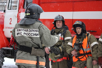 Амурские пожарные из горящей квартиры спасли мужчину - 2x2.su