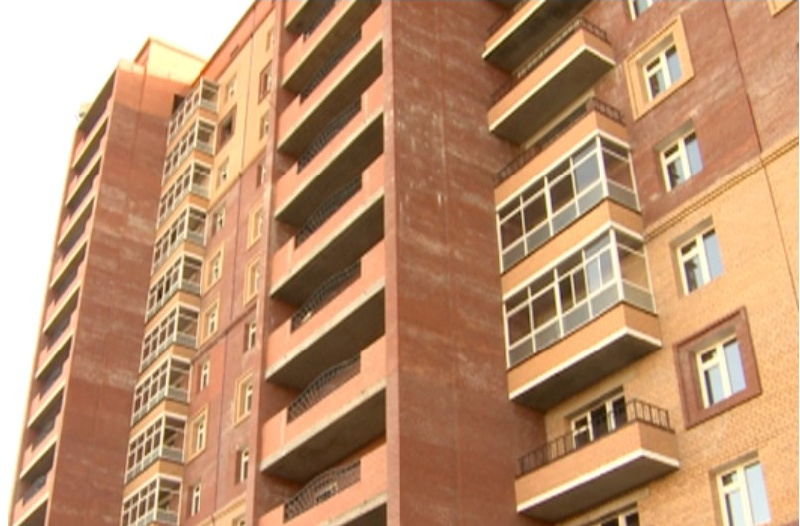 В Благовещенске из окна квартиры на 12-м этаже выпал и разбился насмерть пожилой мужчина