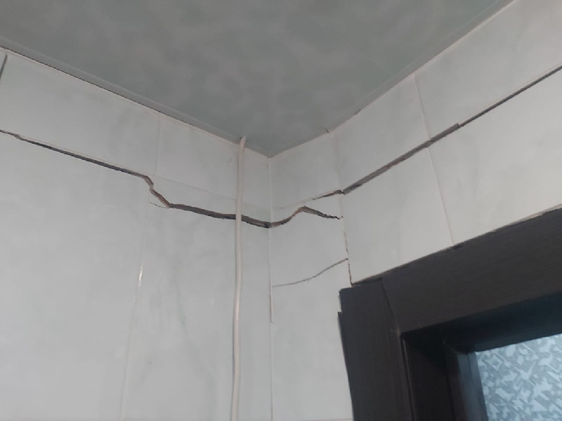 Из-за коммунальной аварии на стенах дома в центре Благовещенска появились трещины