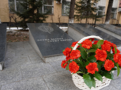 Имя трагически погибшего сотрудника ДПС в Архаринском районе высекли на мемориале в Благовещенске - 2x2.su картинка 3