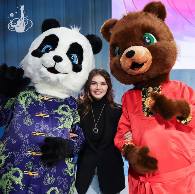 Алина Кабаева сфотографировалась с детьми в Китае - 2x2.su картинка 2