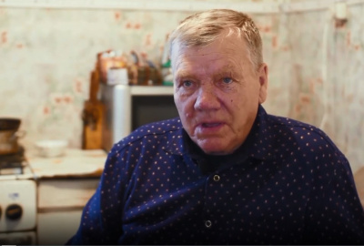 Деда  Юра из Свободного попросил у чиновников новый дом вместо развалюхи - 2x2.su