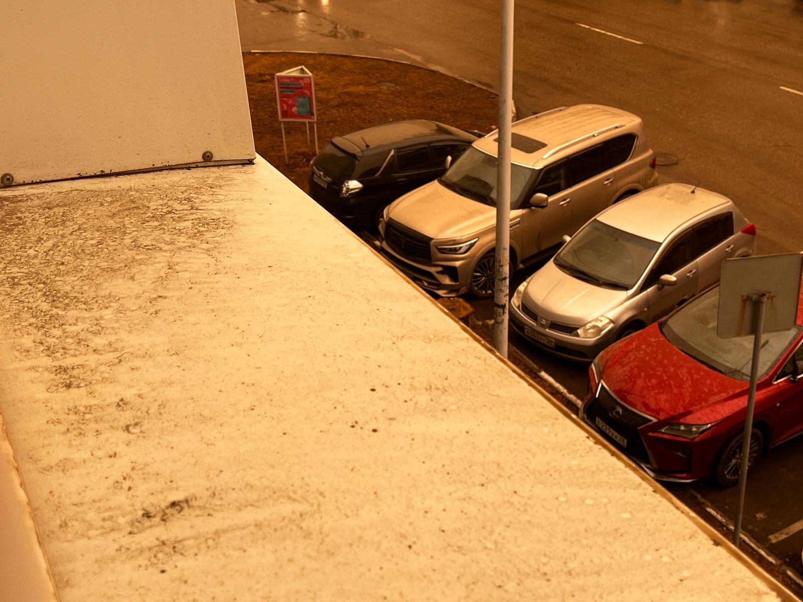 «Так и не отстиралась»: благовещенцы делятся фото грязной одежды и автомобилей после песчаной бури - 2x2.su картинка 4