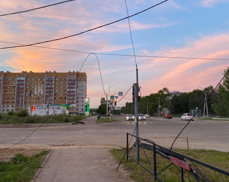 В Благовещенске из-за ремонта Игнатьевского шоссе пешеходные дорожки преграждают провода - 2x2.su