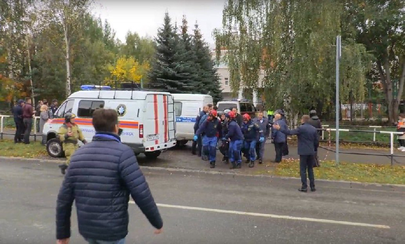 Число погибших в школе Ижевска возросло до 13 человек, следователи публикуют новые видео с места трагедии