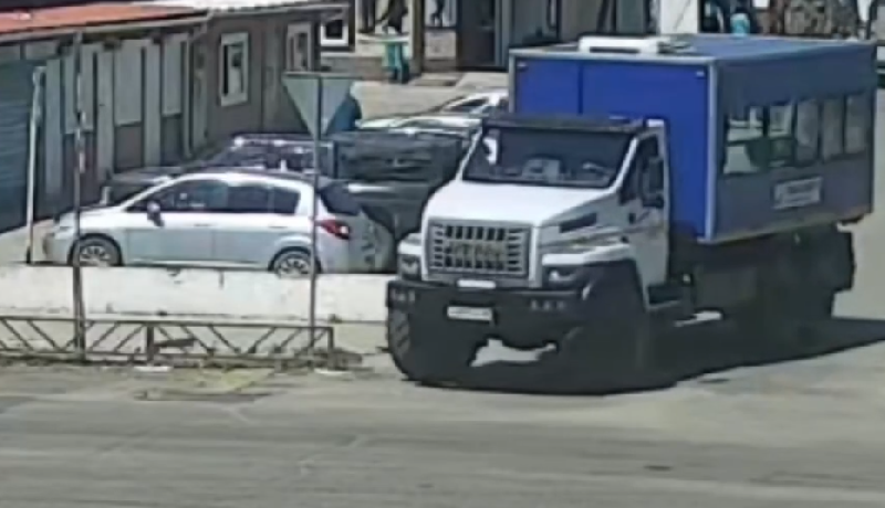 В Шимановске водитель грузовика снёс леерное ограждение, за которое мэрия ещё не заплатила