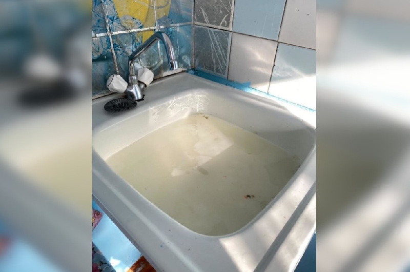 Пельмени и куча волос: амурские студенты жалуются на забитую раковину в общежитии