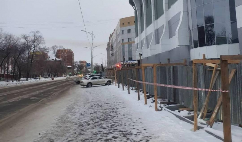 В Благовещенске владельца строящегося ТЦ обяжут обеспечить безопасность пешеходов  - 2x2.su