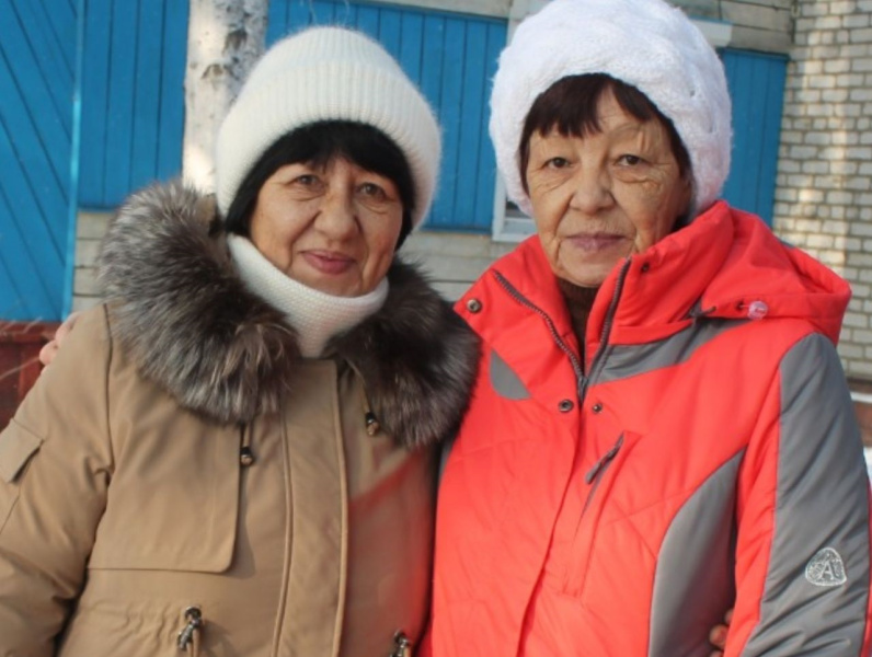 «Болит душа за мальчиков»: сёстры-пенсионерки из Зеи придумали специальные тёплые жилеты мобилизованных 