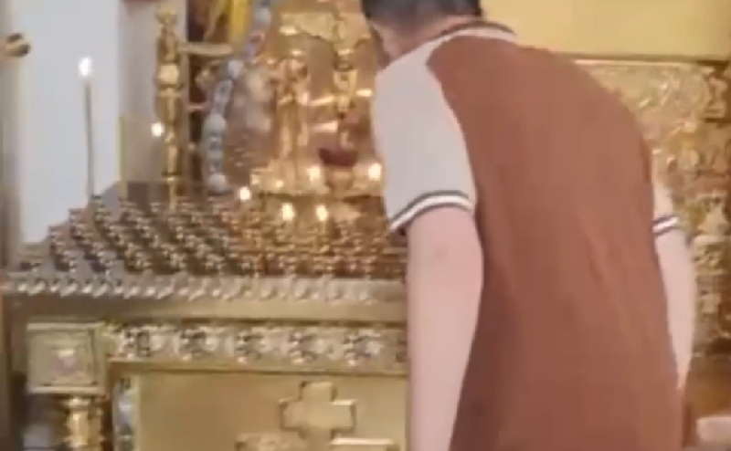 Неадекватный мигрант в Москве задул свечи в православном храме и оттолкнул прихожанку