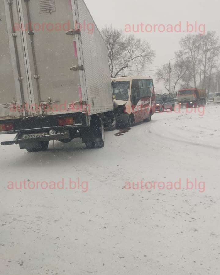 Два человека пострадали в аварии с маршрутным автобусом и грузовиком в Благовещенске