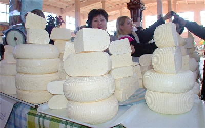 В обход санкций: иностранный сыр продолжает поступать в Россию - 2x2.su
