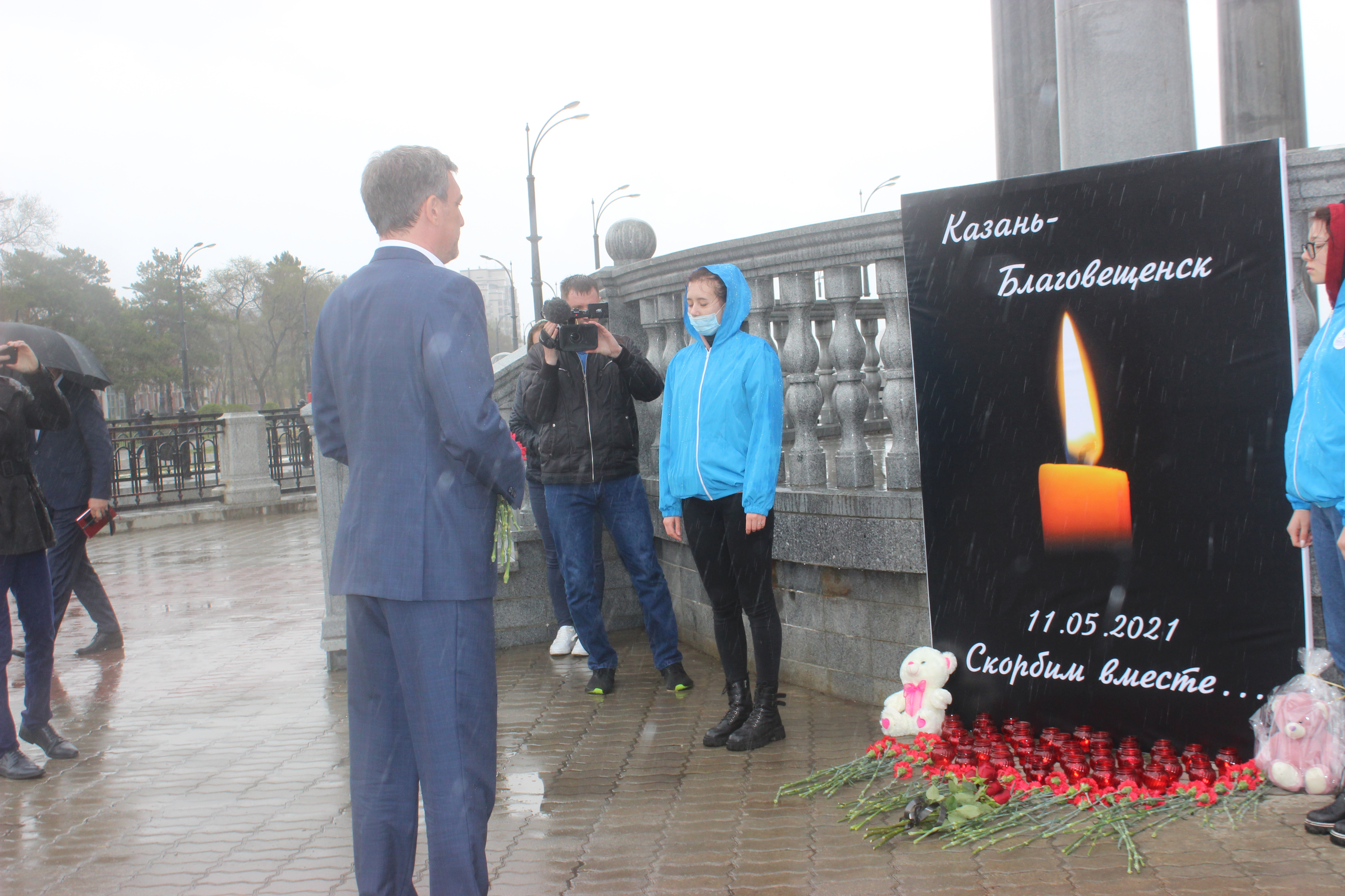 Благовещенцы приносят цветы к мемориалу жертвам стрельбы в Казани