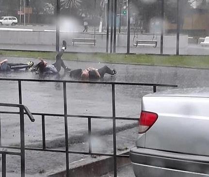 В Райчихинске заметили подростков, лежащих на асфальте под дождём - 2x2.su картинка 2